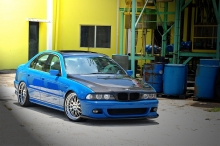 Синий BMW 5 series с карбоновым капотом